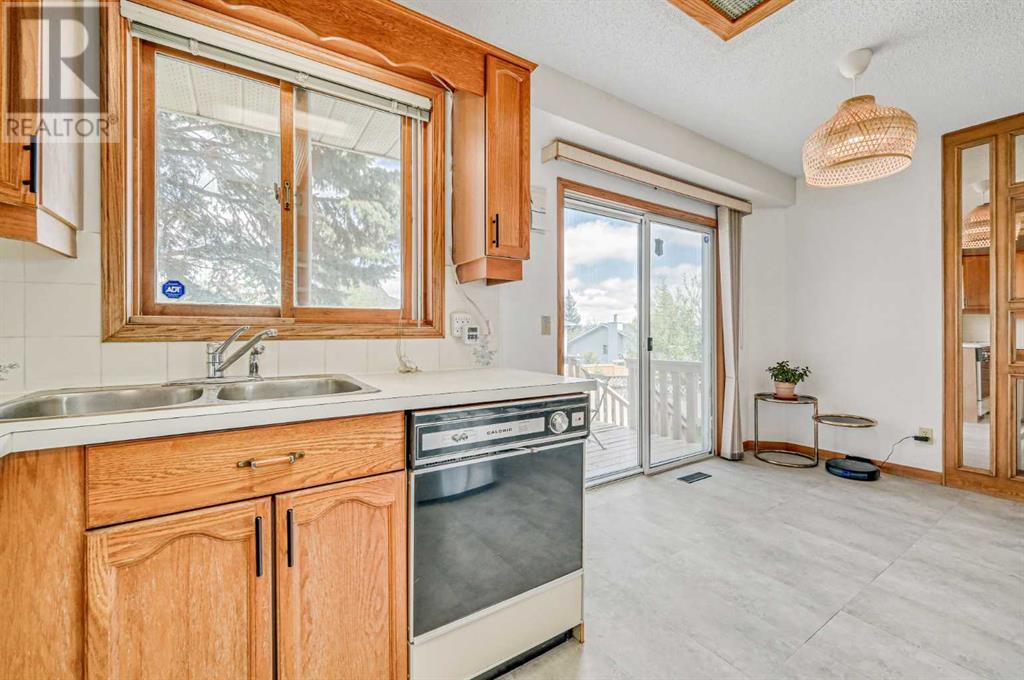 Single Family House 5 Level for Sale in  Sandpiper Way NW Sandstone Valley Calgary 