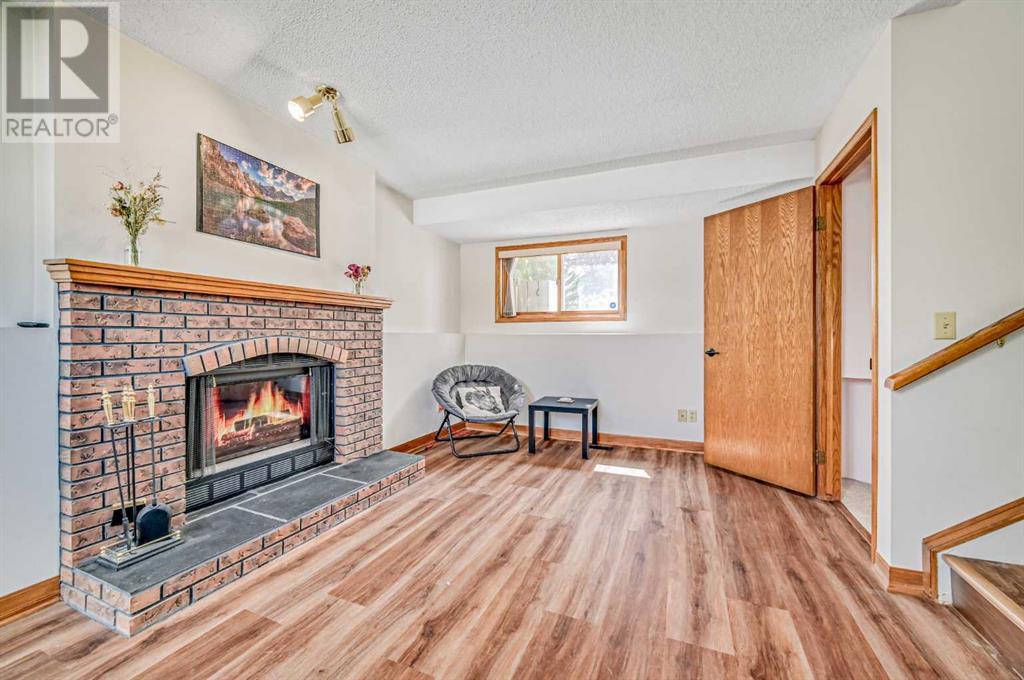 Single Family House 5 Level for Sale in  Sandpiper Way NW Sandstone Valley Calgary 
