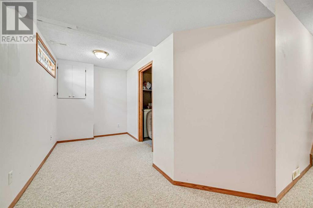 Single Family House 5 Level for Sale in  Sandpiper Way NW Sandstone Valley Calgary 
