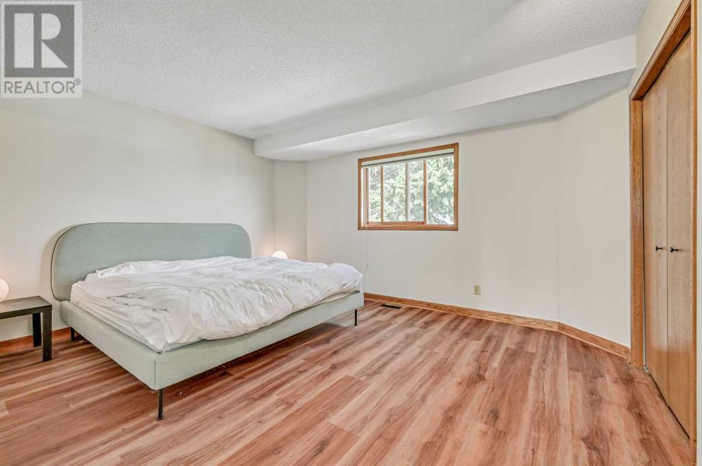 Single Family House 5 Level for Sale in  Sandpiper Way NW Sandstone Valley Calgary 