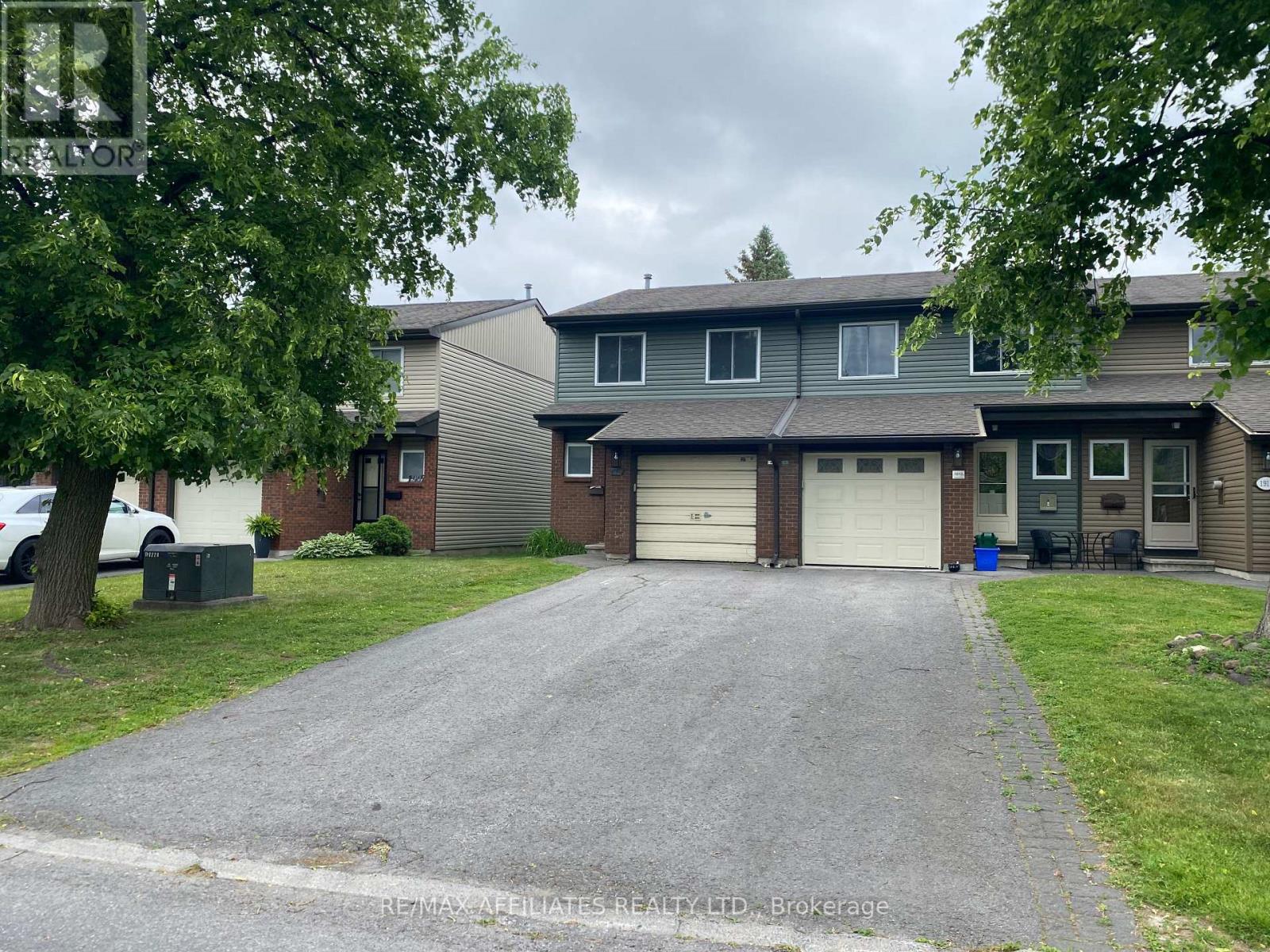Welcome to 1911 Simard in Orleans!