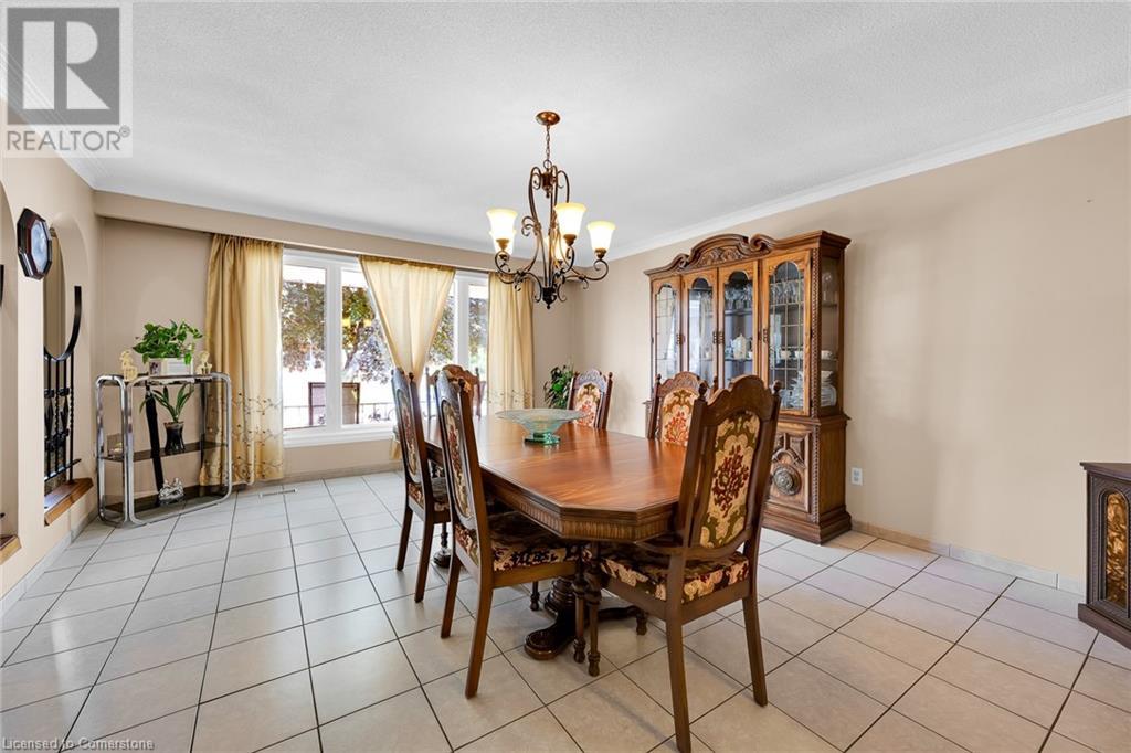 Photo 8 of 11 Algonquin Court, Hamilton ON