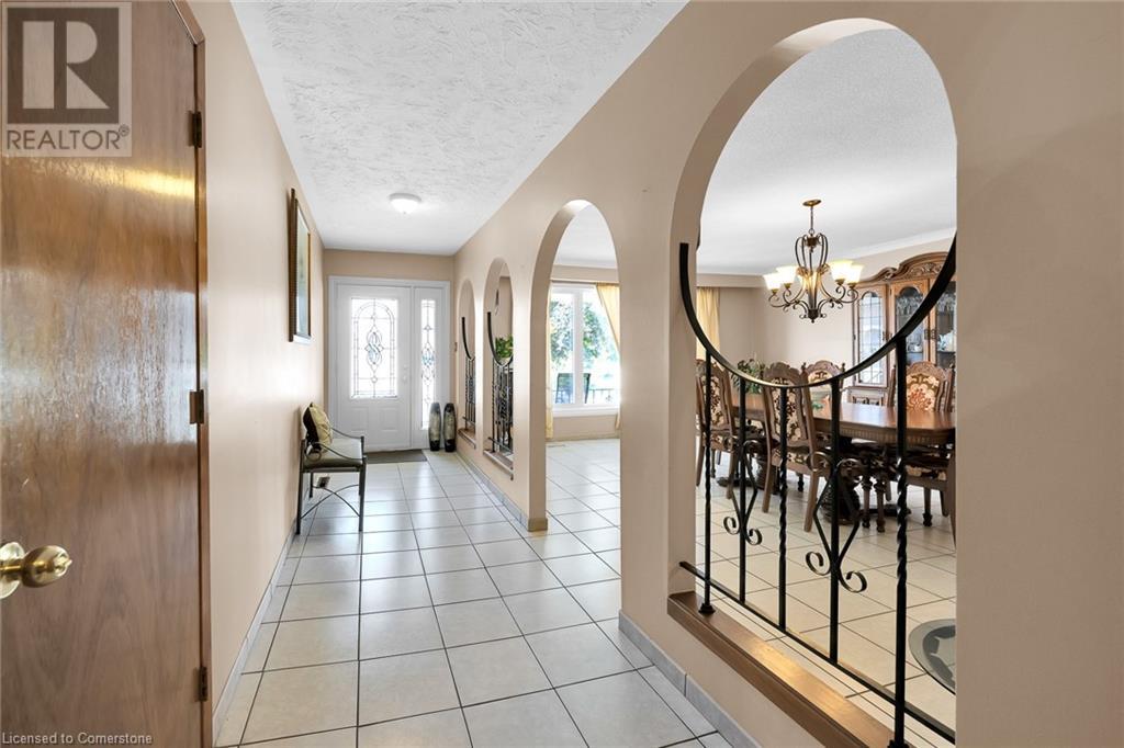 Photo 5 of 11 Algonquin Court, Hamilton ON