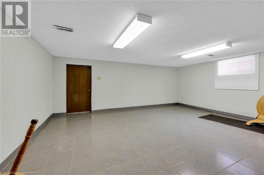 Photo 27 of 11 Algonquin Court, Hamilton ON