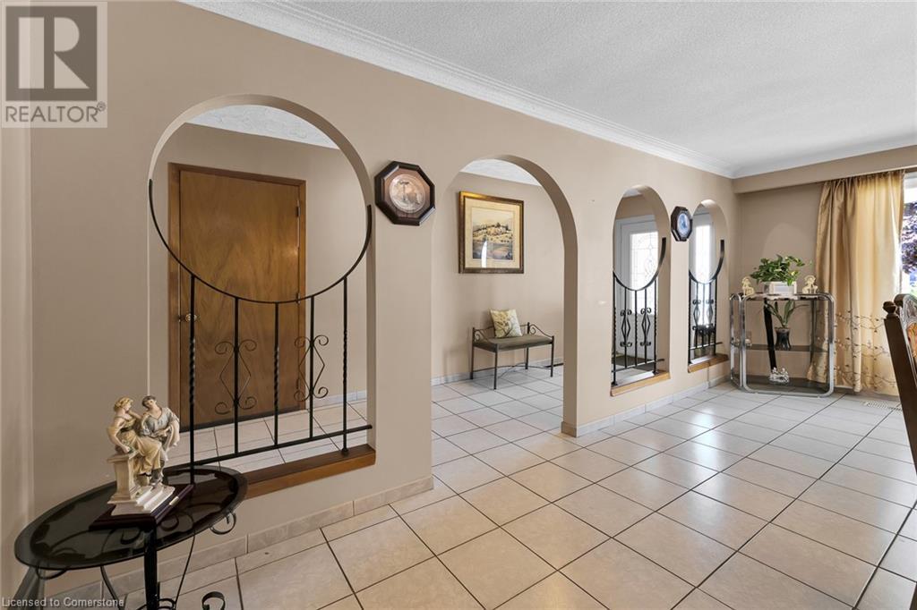 Photo 6 of 11 Algonquin Court, Hamilton ON