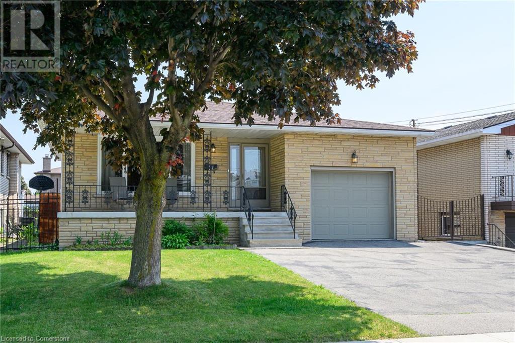 Photo 3 of 11 Algonquin Court, Hamilton ON