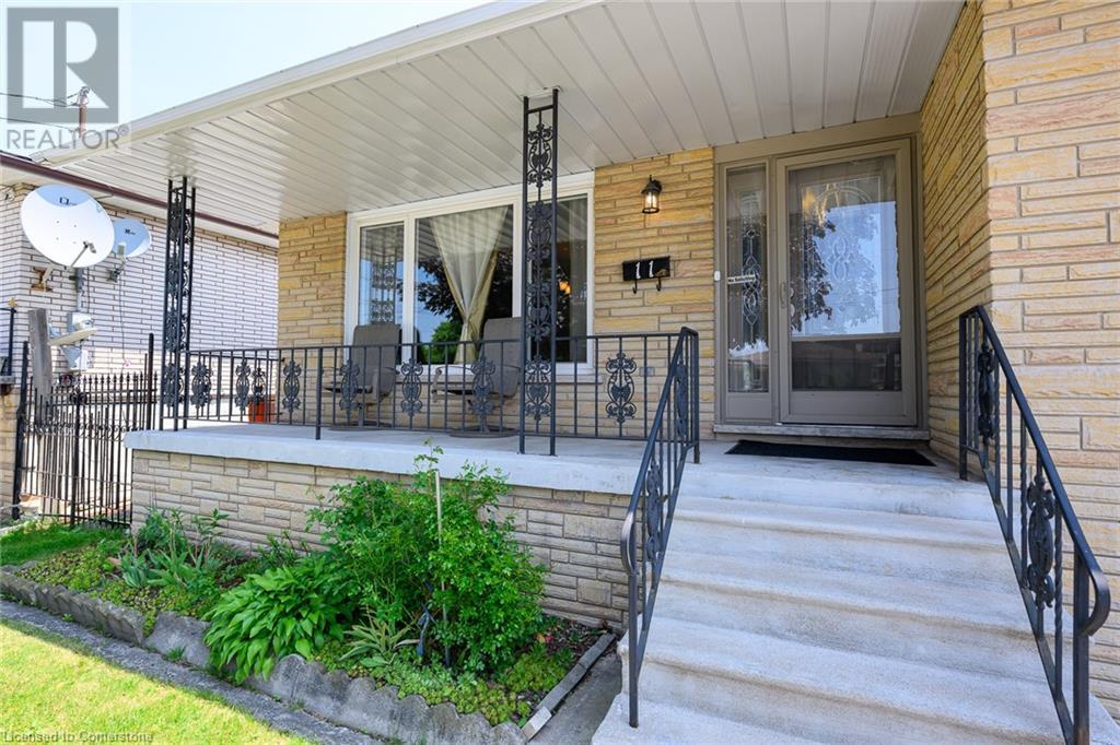 Photo 4 of 11 Algonquin Court, Hamilton ON