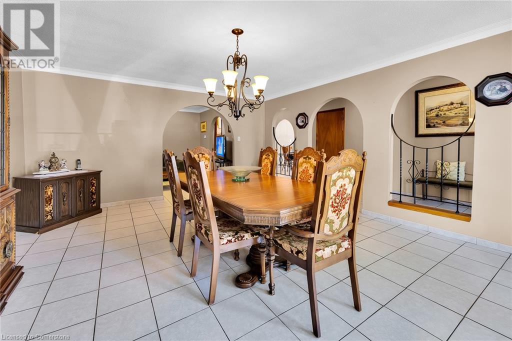 Photo 9 of 11 Algonquin Court, Hamilton ON