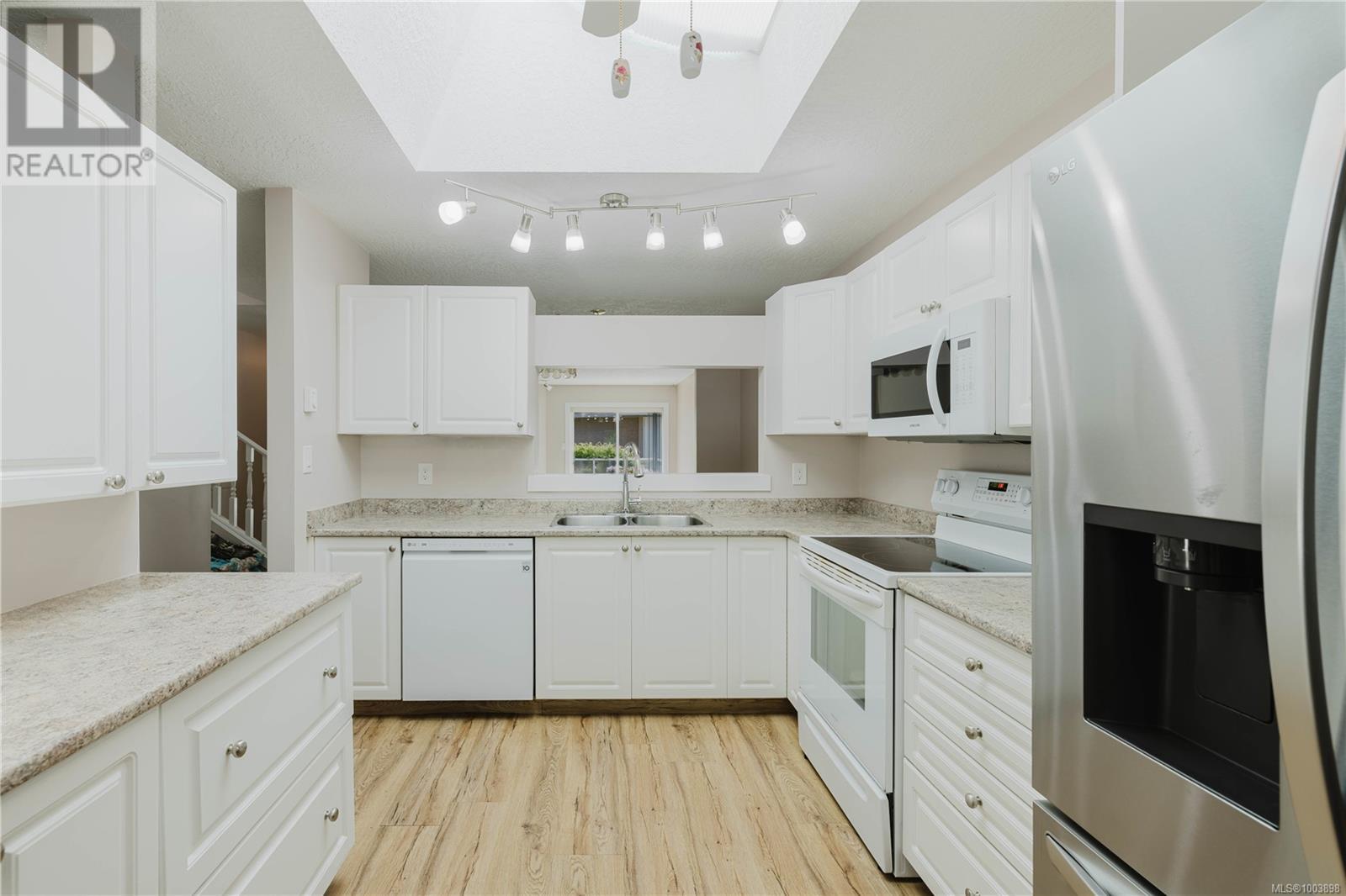 1 3049 Brittany Dr, Colwood