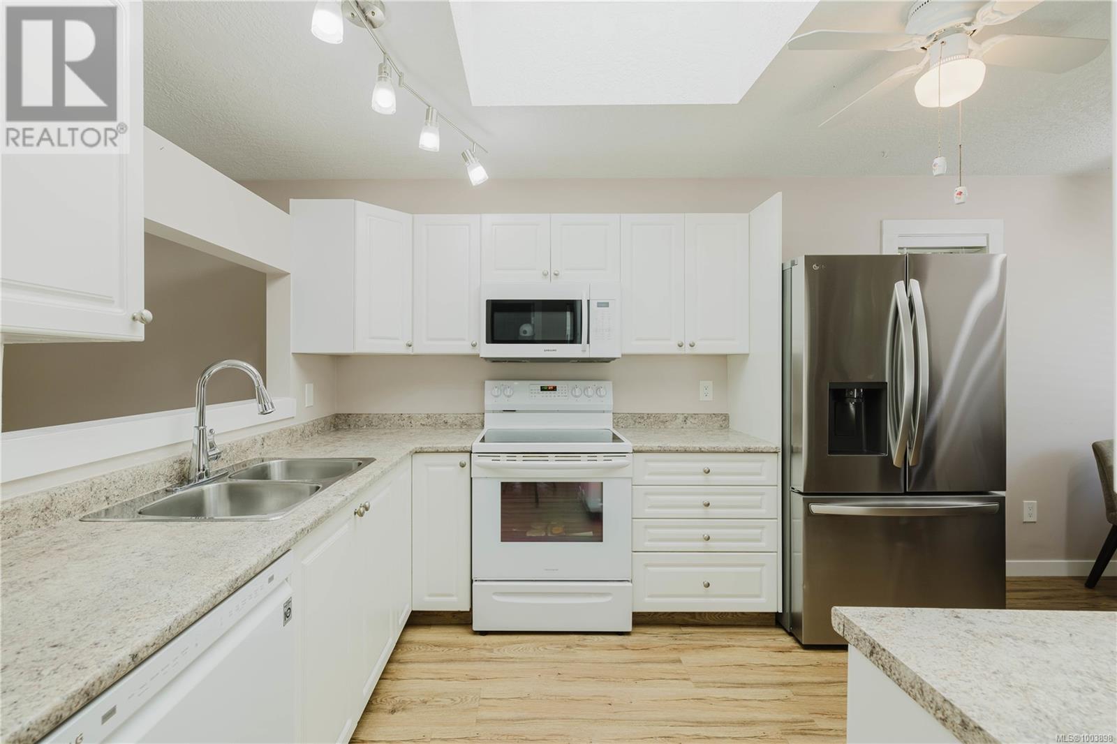 1 3049 Brittany Dr, Colwood