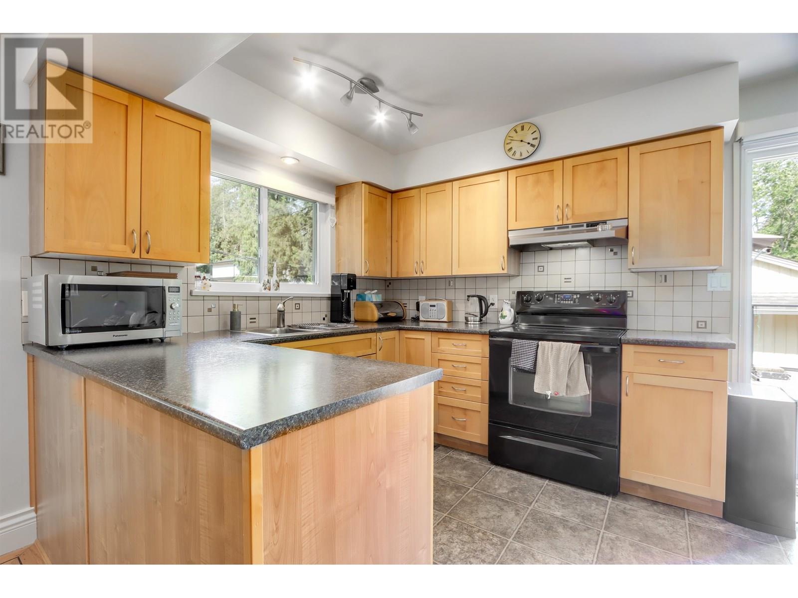 Photo 25 of 999 Frederick Road, North Vancouver BC