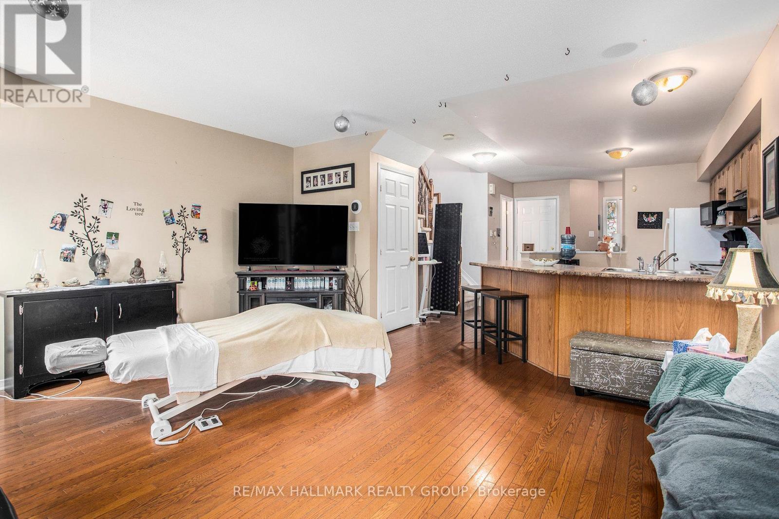 Photo 6 of 119 Topham Terrace, Ottawa ON