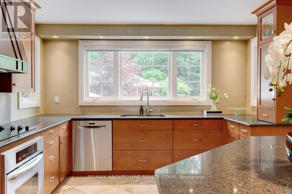 Photo 11 of 6365 Breckenridge Place, Burlington ON