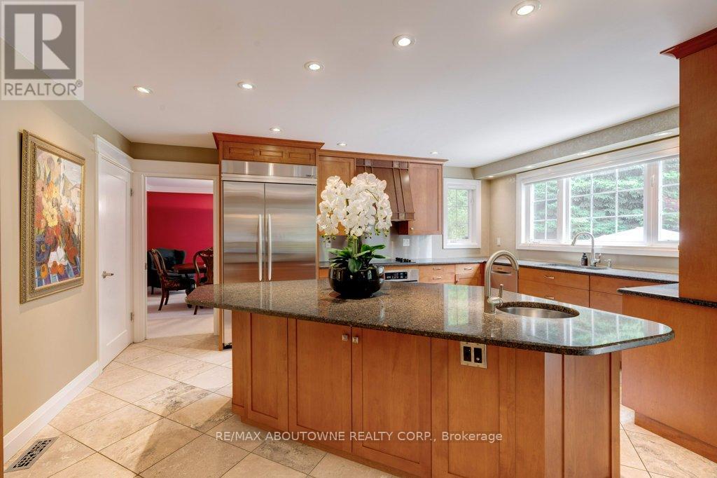 Photo 13 of 6365 Breckenridge Place, Burlington ON