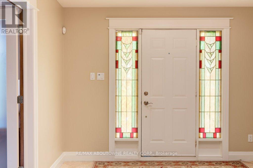 Photo 5 of 6365 Breckenridge Place, Burlington ON
