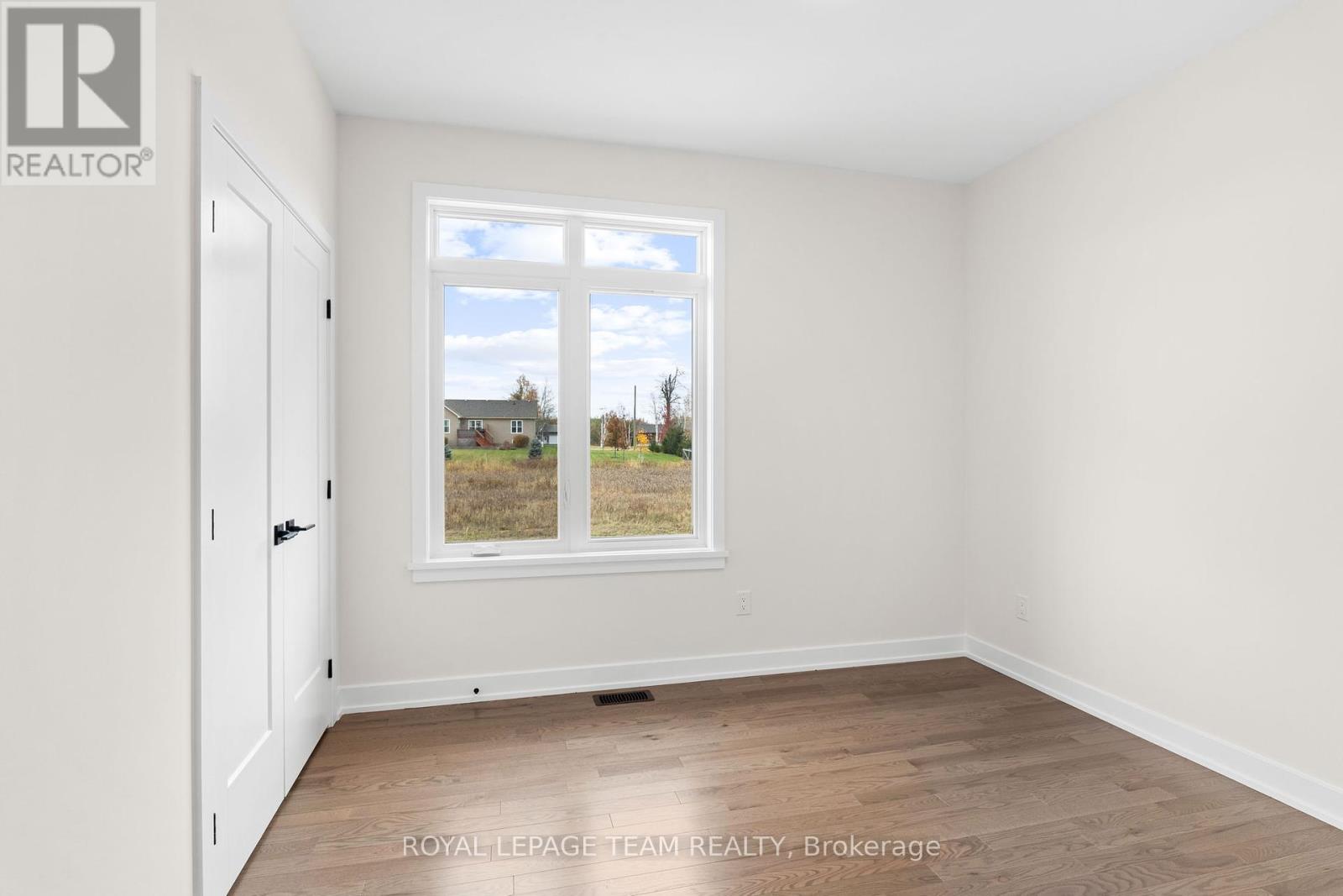 Photo 29 of 62 Hogan Drive, Mcnab Braeside ON