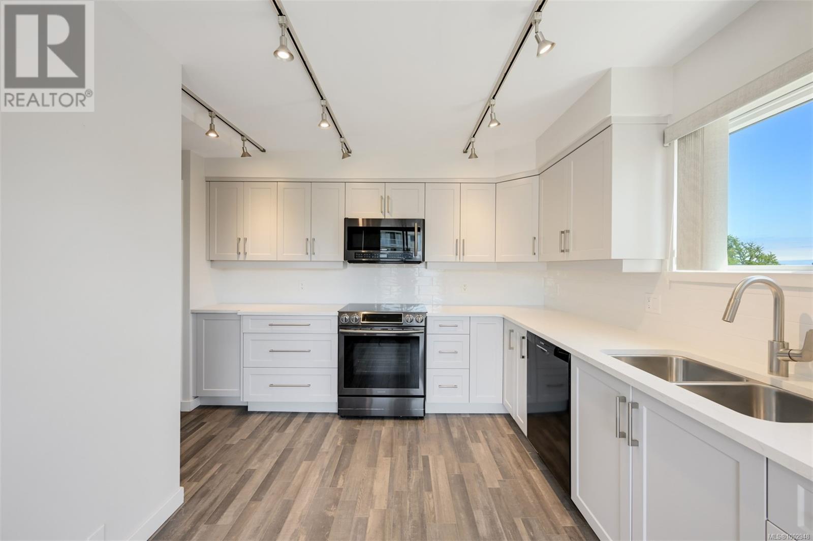 409 1370 Beach Drive, Oak Bay