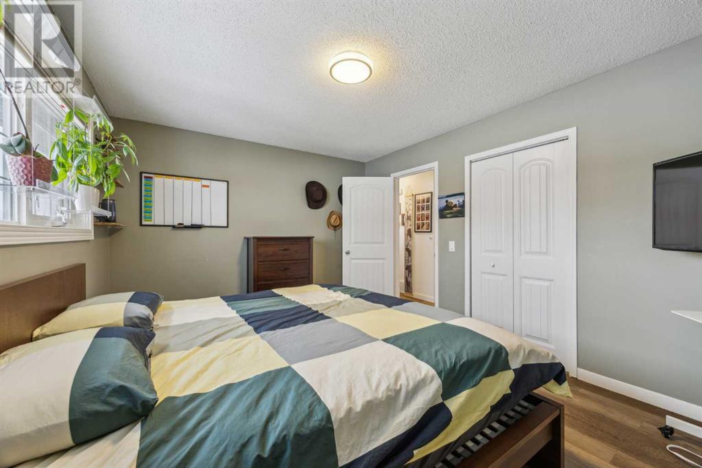 Single Family House Bi-level for Sale in   Avenue SE Penbrooke Meadows Calgary 