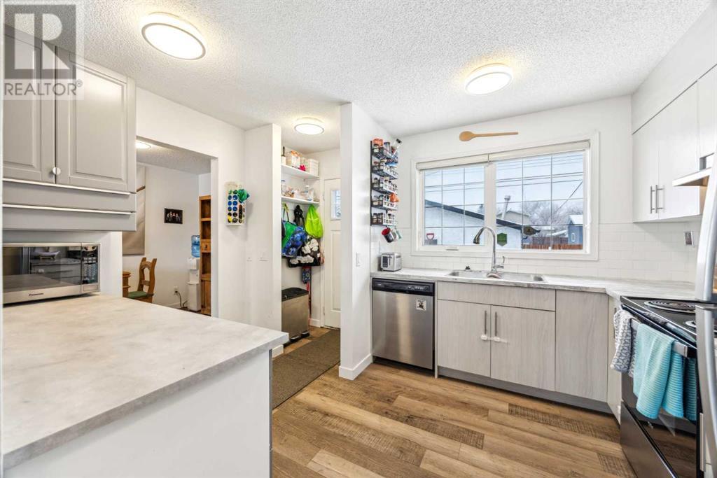Single Family House Bi-level for Sale in   Avenue SE Penbrooke Meadows Calgary 