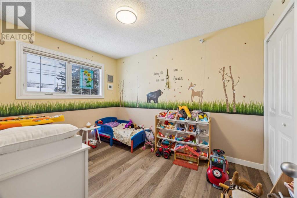 Single Family House Bi-level for Sale in   Avenue SE Penbrooke Meadows Calgary 