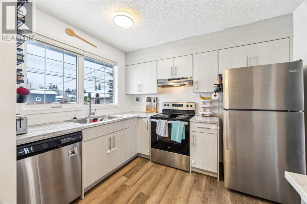 Single Family House Bi-level for Sale in   Avenue SE Penbrooke Meadows Calgary 