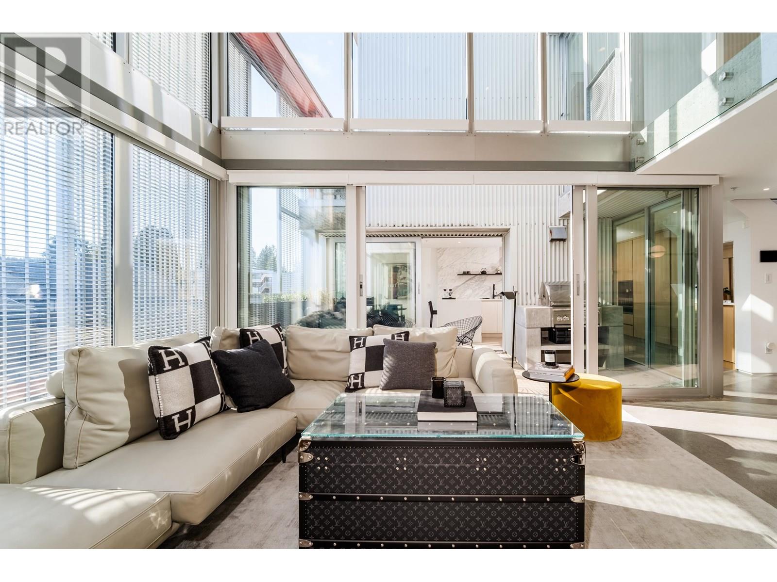 Photo 4 of 401 4387 W 10th Avenue, Vancouver BC