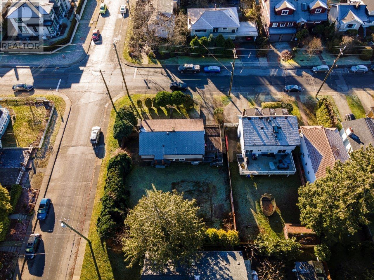 Photo 4 of 780 E 16th Street, North Vancouver BC