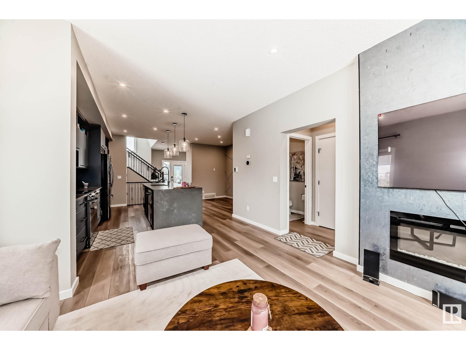 Photo 13 of 451 37 Av Nw, Edmonton AB