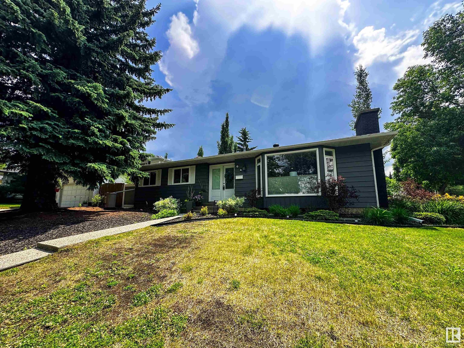 Single Family House Bungalow for Sale in  BELLEVUE CR St. Albert 