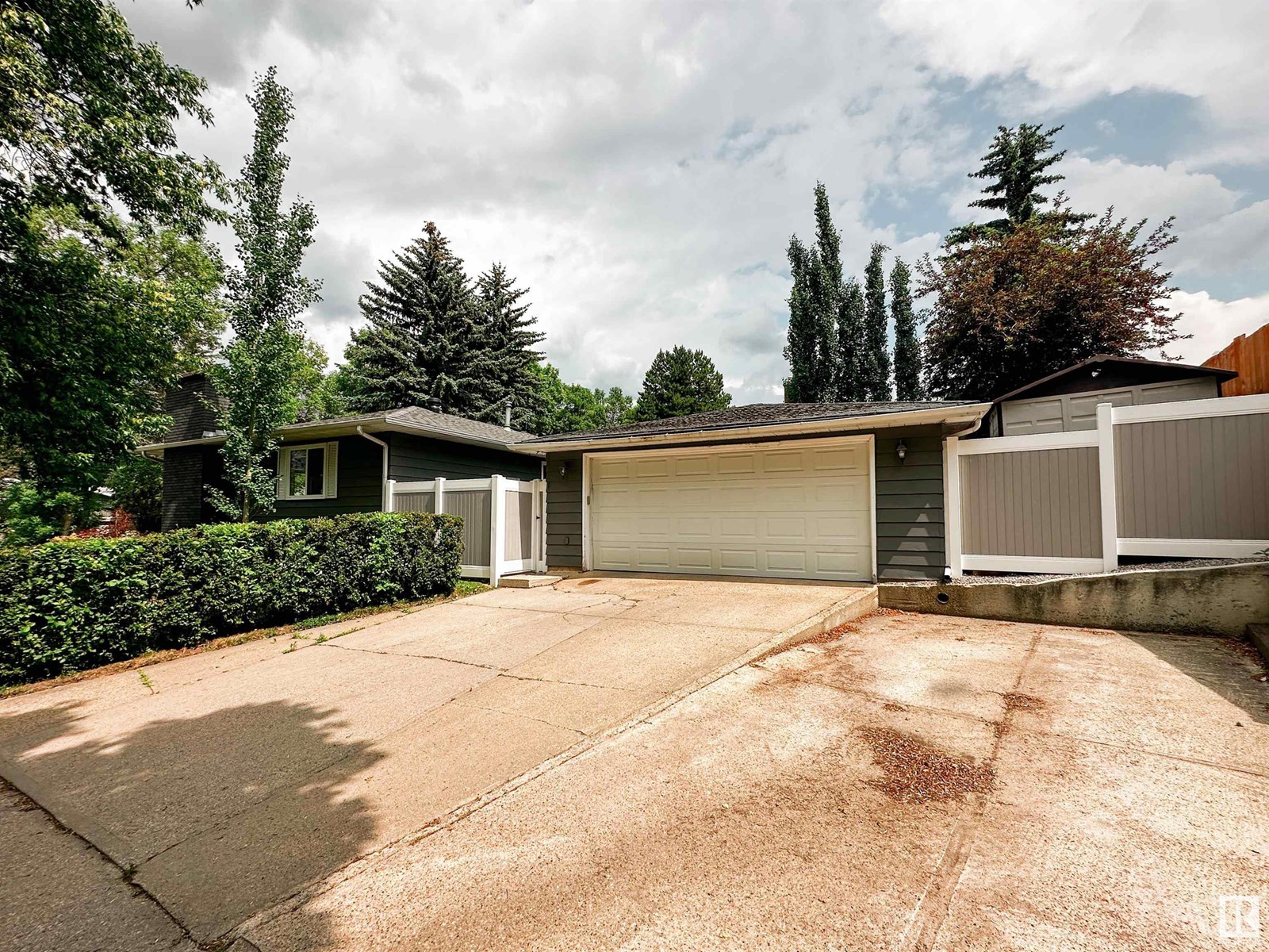Single Family House Bungalow for Sale in  BELLEVUE CR St. Albert 