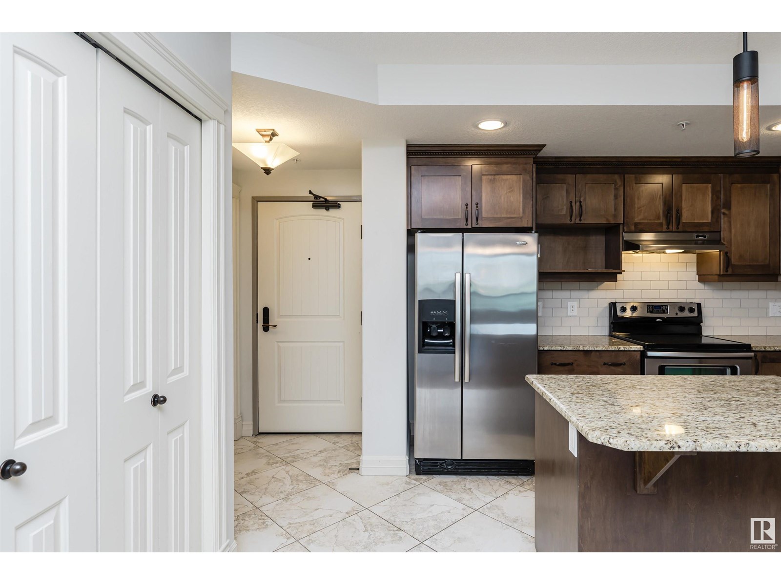 Photo 5 of 506 10142 111 St Nw Nw, Edmonton AB