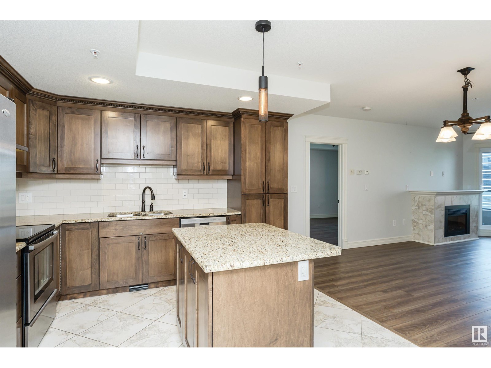 Photo 8 of 506 10142 111 St Nw Nw, Edmonton AB