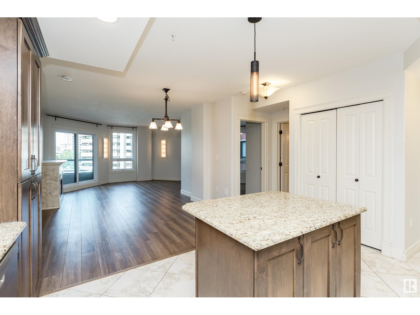 Photo 9 of 506 10142 111 St Nw Nw, Edmonton AB