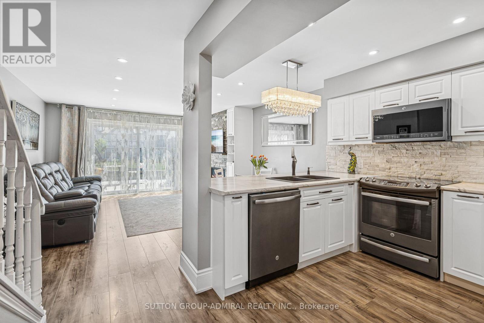 Photo 5 of 35 21 Laguna Parkway, Ramara ON