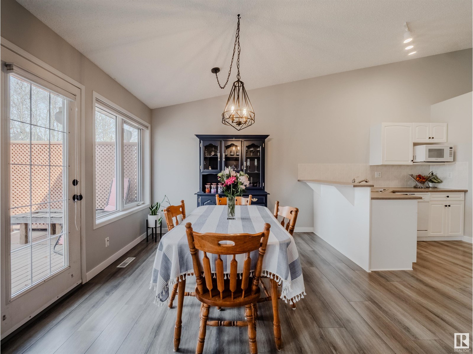 Photo 1 of 18 64 Blackburn Sw, Edmonton AB