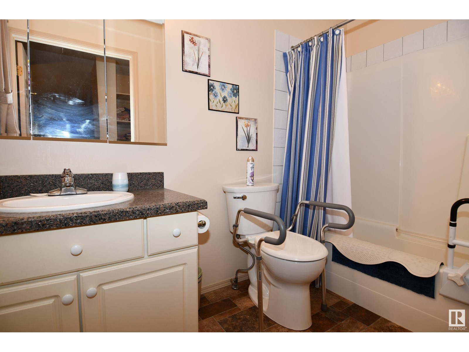 Photo 4 of 117 Lakeside Pl, Leduc AB