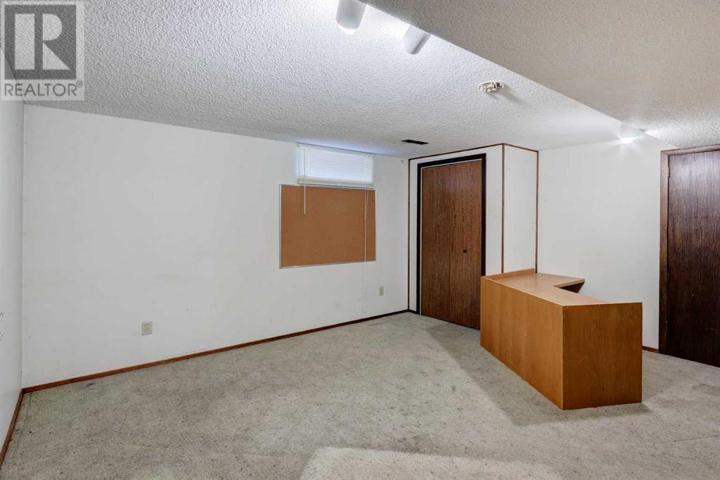 Single Family House 4 Level for Sale in  Beaconsfield Place NW Beddington Heights Calgary 