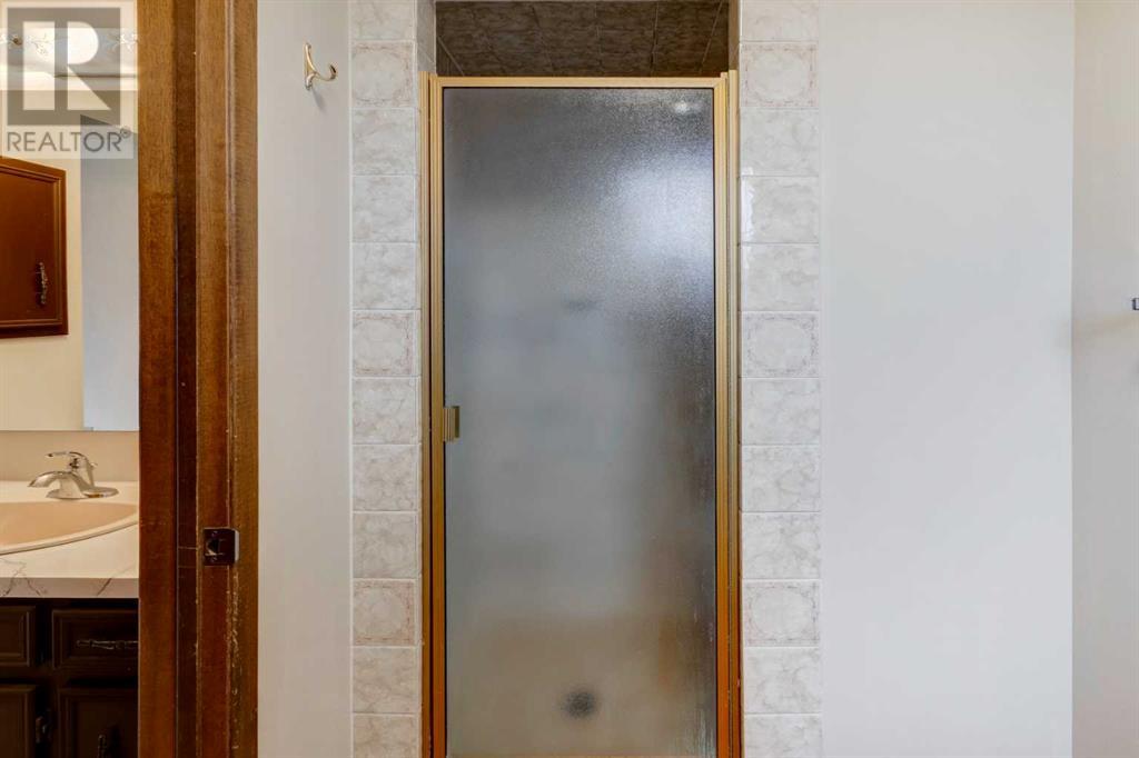 Single Family House 4 Level for Sale in  Beaconsfield Place NW Beddington Heights Calgary 