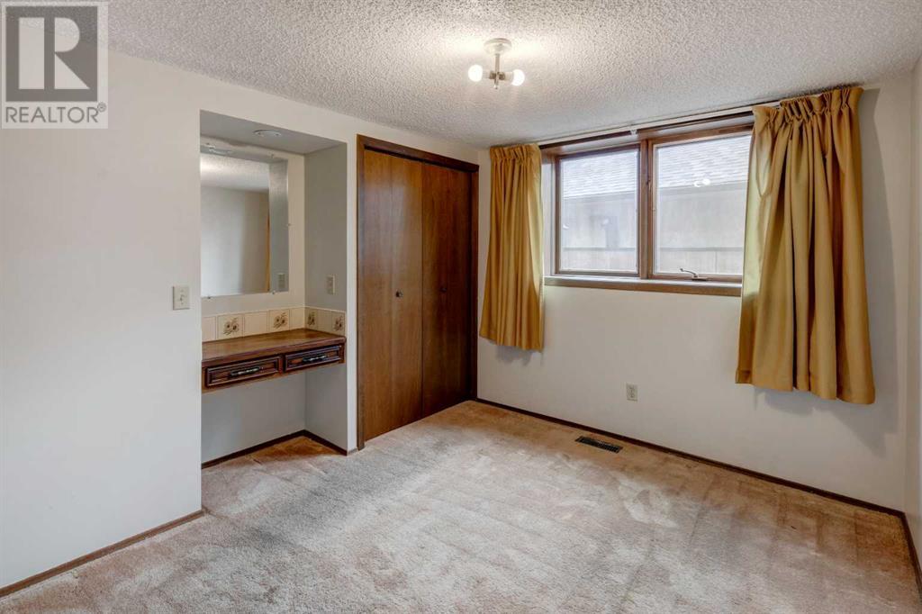 Single Family House 4 Level for Sale in  Beaconsfield Place NW Beddington Heights Calgary 