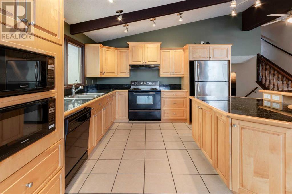 Single Family House 4 Level for Sale in  Beaconsfield Place NW Beddington Heights Calgary 
