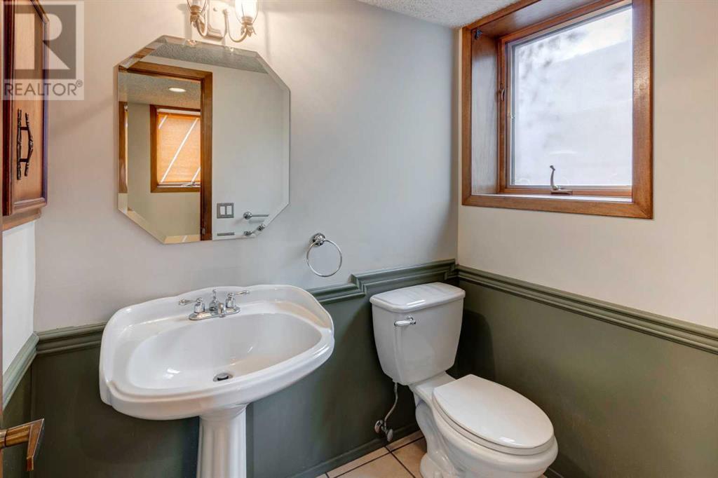 Single Family House 4 Level for Sale in  Beaconsfield Place NW Beddington Heights Calgary 