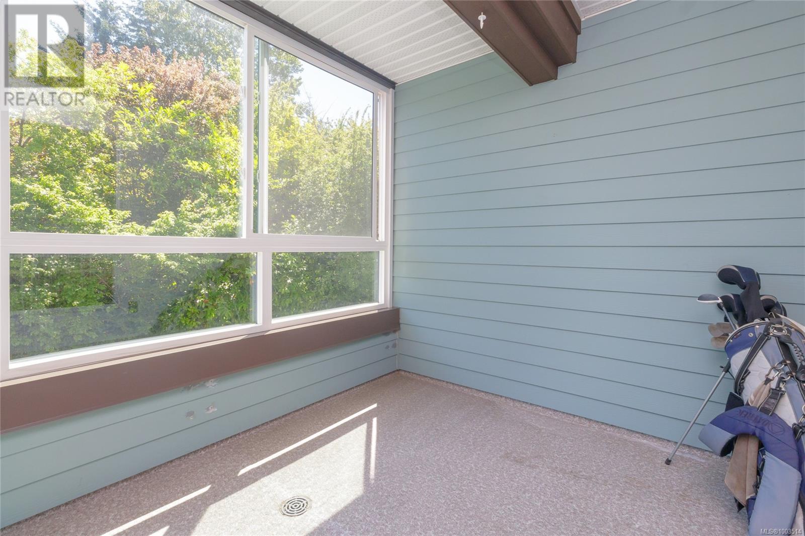 Photo 2 of 203 1725 Cedar Hill Cross Rd E, Saanich BC