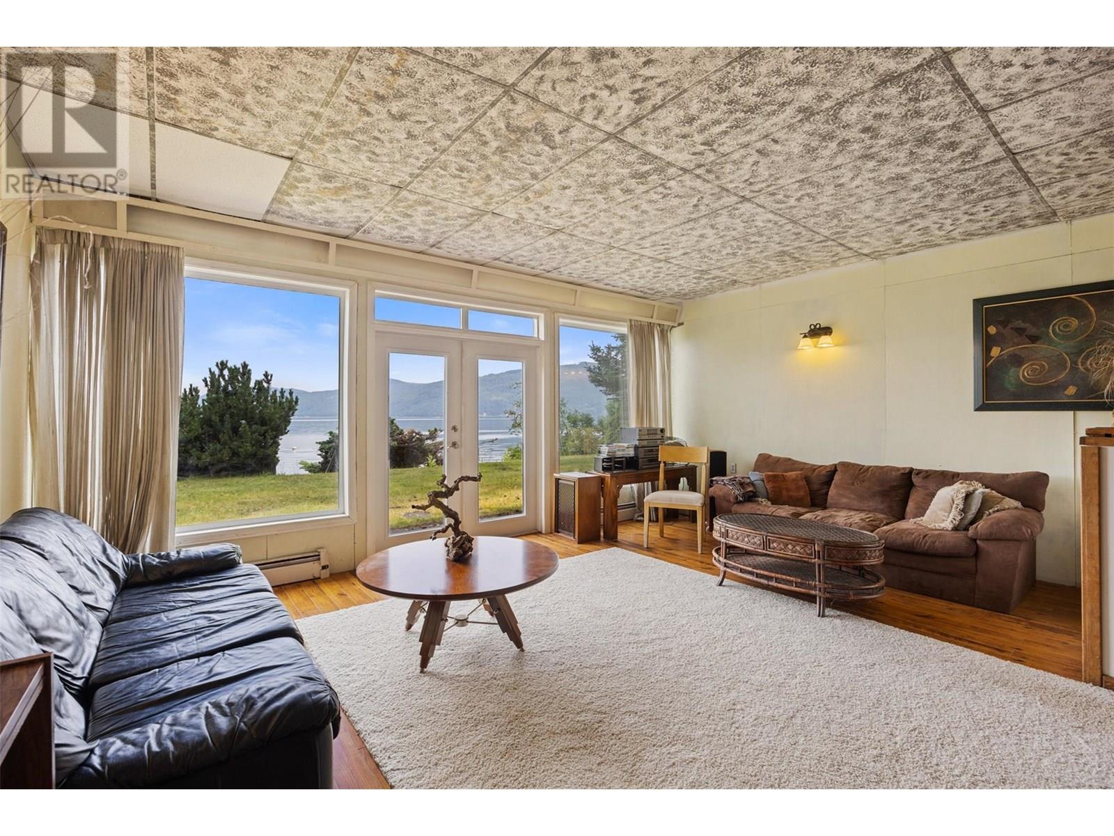 4498 SQUILAX-ANGLEMONT Road Unit# 5, North Shuswap