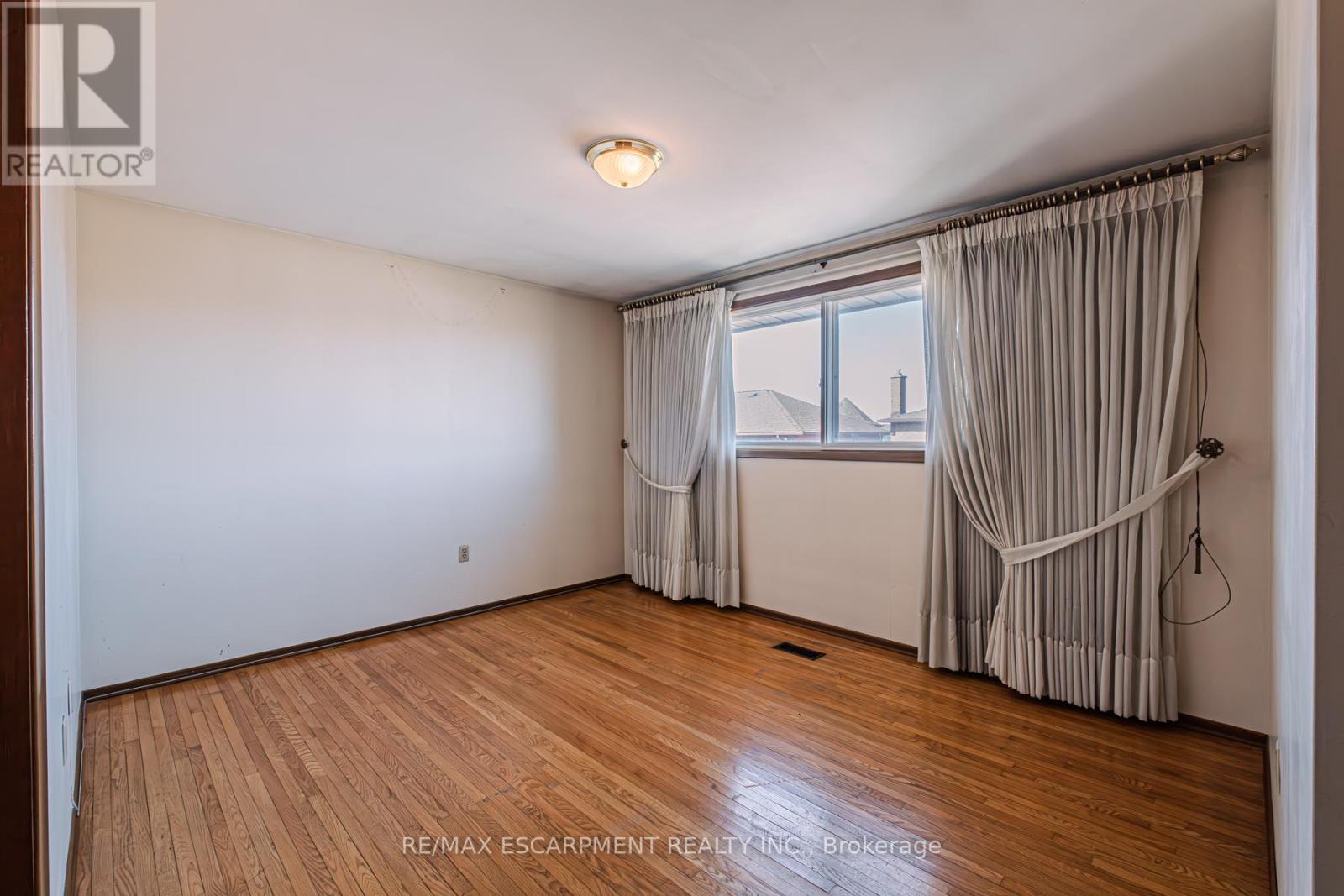 Photo 6 of 20 Harvard Place, Hamilton ON