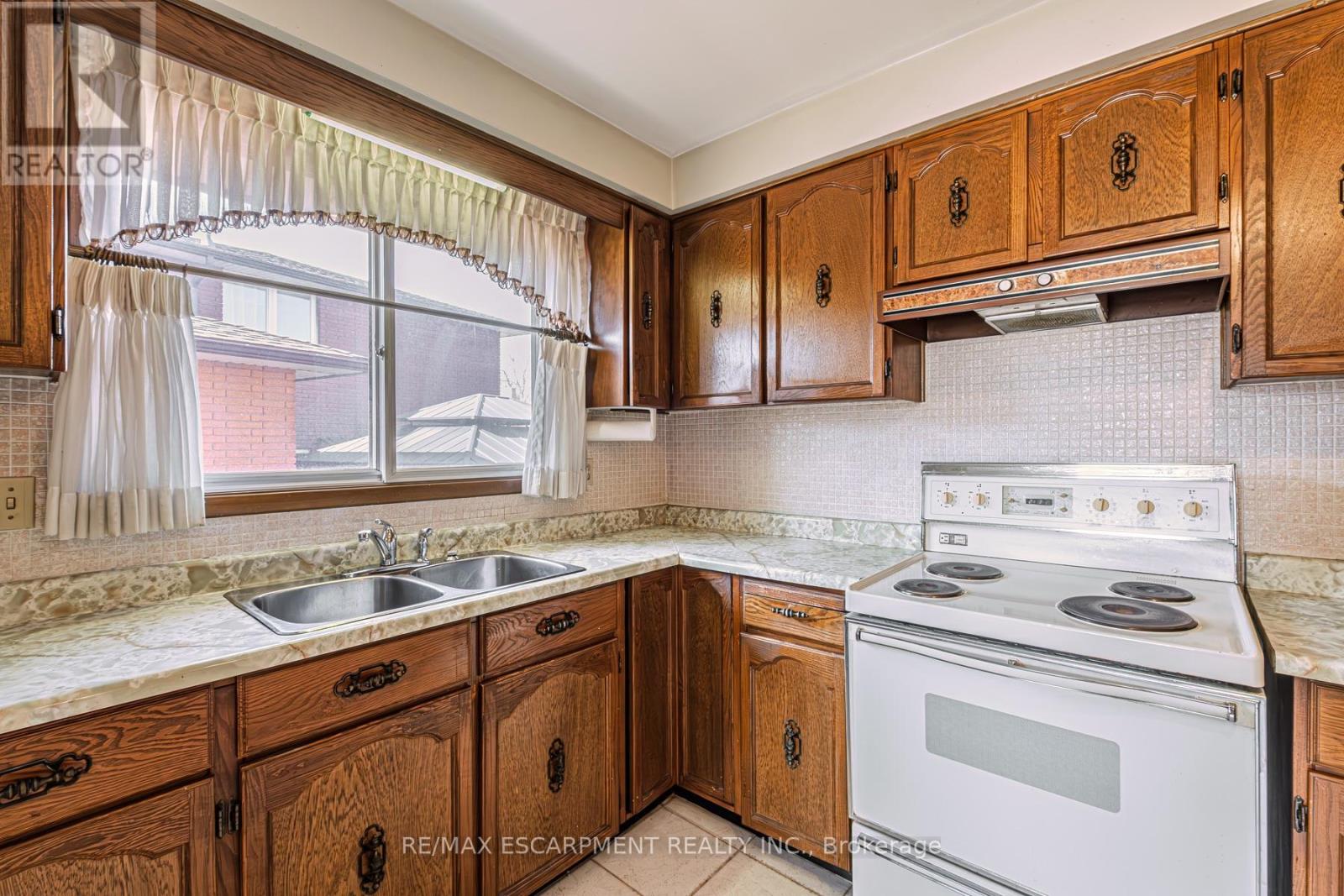 Photo 1 of 20 Harvard Place, Hamilton ON