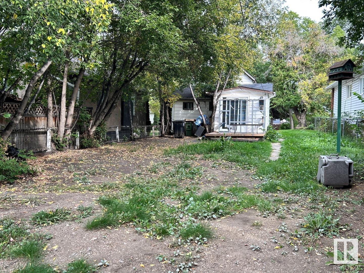 Photo 9 of 11928 68 St Nw, Edmonton AB