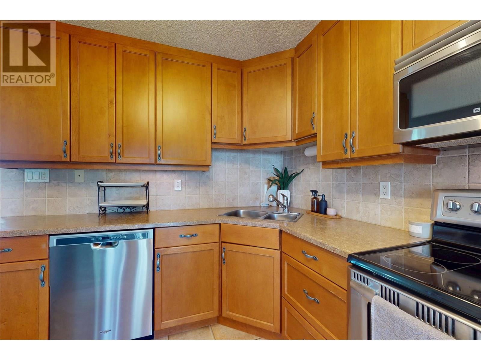  590 Jaschinsky Road, Kelowna