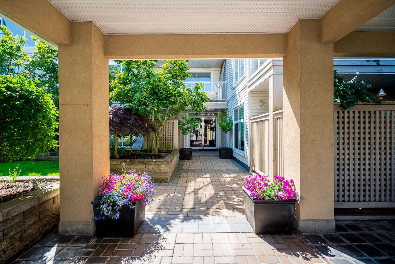 Photo 3 of 303 1153 Vidal Street, White Rock BC