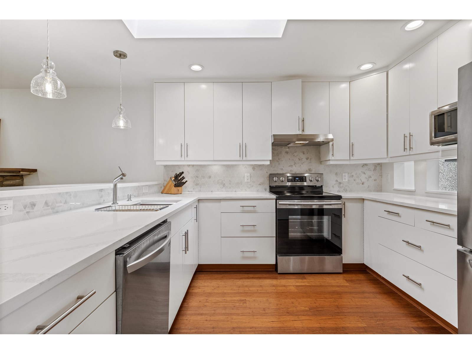 Photo 8 of 13044 14 Avenue, Surrey BC
