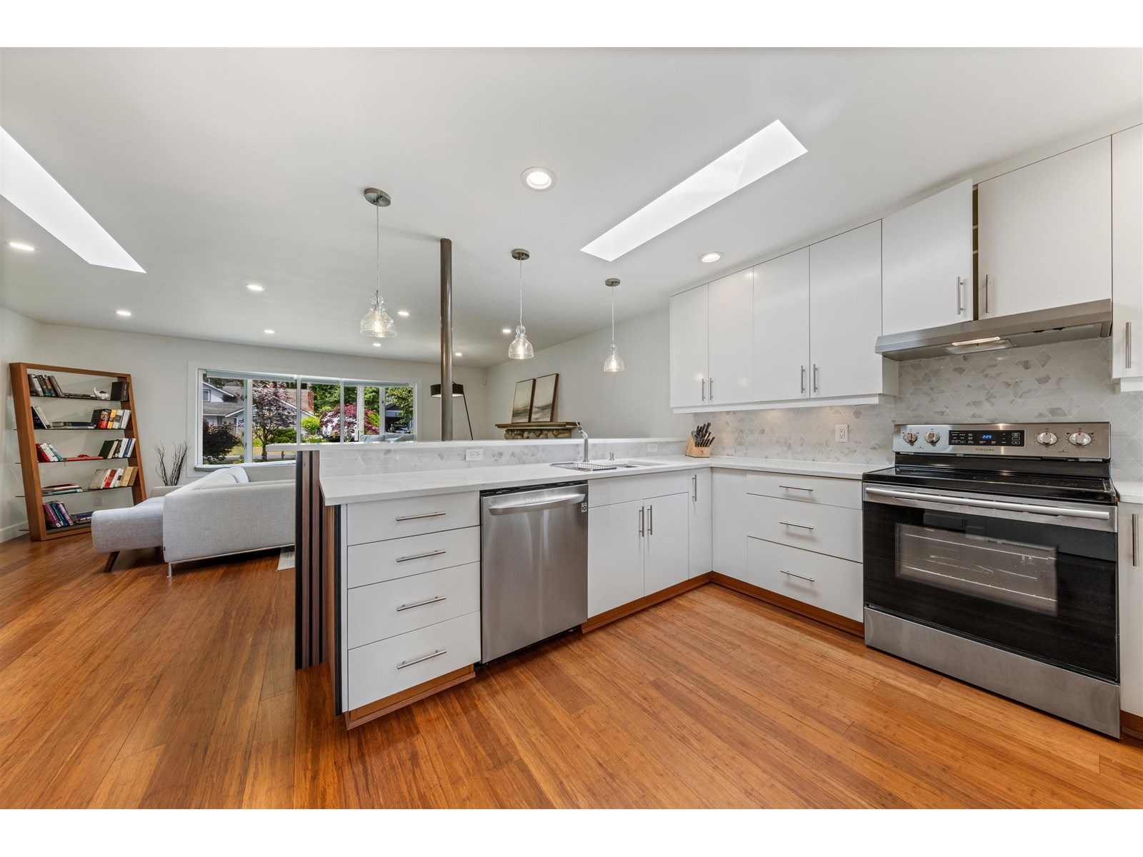 Photo 11 of 13044 14 Avenue, Surrey BC